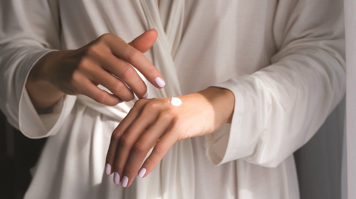 Hand Drying Routine Treat Dry Hands: A Three-Step Hand Care Routine โ Omorovicza